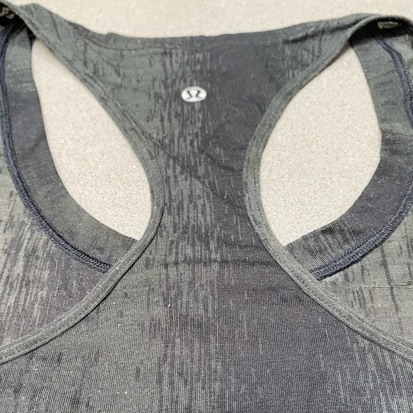 Lululemon Pocket Racerback Tank Top in Black paintbrush strokes design. Size 6 - Picture 4 of 4